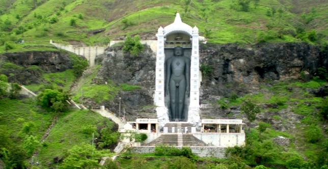 बड़वानी भगवान महावीर जन्मउत्सव  के पूर्व निकाली जा रही है प्रभात फेरी