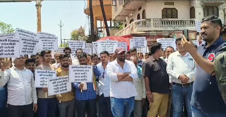 कुक्षी डही क्षेत्र में आबकारी विभाग की दमनकारी कार्यप्रणाली से आक्रोश  आबकारी आयुक्त के साथ ठेकदार का फूंका पुतला प्रशासन को सोपा ज्ञापन