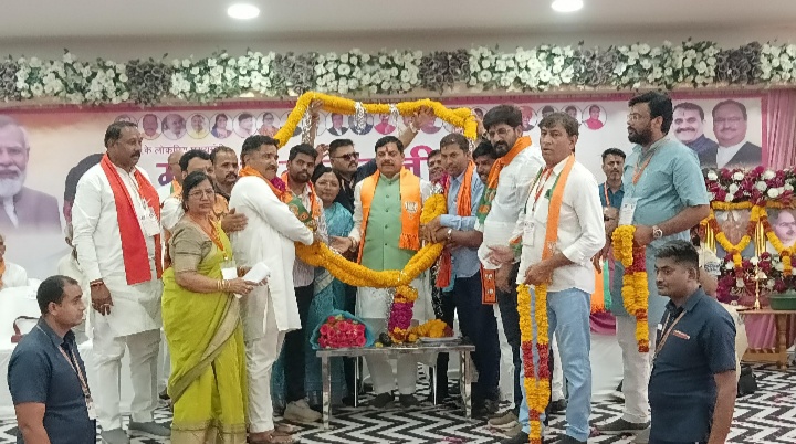 कुक्षी भारतीय जनता पार्टी ग्रामीण धार जिले का सक्रिय कार्यकर्ता सम्मेलन कुक्षी विधानसभा में संपन्न सक्रिय कार्यकर्ताओं का मुख्यमंत्री जी द्वारा पुष्प वर्षा कर स्वागत किया गया