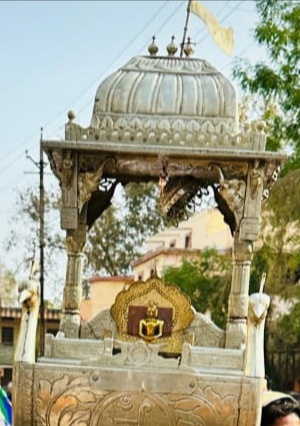 बड़वानी जैन धर्म के अंतिम तीर्थंकर एवं वर्तमान शासन नायक भगवान महावीर का 2654 वे जन्म कल्याणकपर निकाली भगवान महावीर की दिव्य शोभा यात्रा जगह जगह पुष्प वर्षा कर यात्रा का किया स्वागत