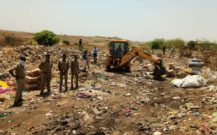 पुलिस थाना अंजड़ द्वारा आबकारी अधिनियम के अंतर्गत दर्ज प्रकरणों में जप्त की गई कुल 4244 लीटर अवैध शराब का विधिसम्मत रूप से नगर परिषद ट्रेंचिंग ग्राउंड, अंजड़ में नष्टीकरण किया गया