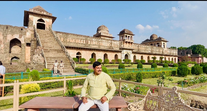 प्रदेश के मुख्यमंत्री डॉ मोहन यादव ने पर्यटन नगरी मांडू के प्राचीन महलों को निहाराजहाज महल, चंपा बावड़ी, हिंडोला महल, हमाम, कपूरतालाब आदि के बारे में गाइड विश्वनाथ तिवारी से जानकारी ली