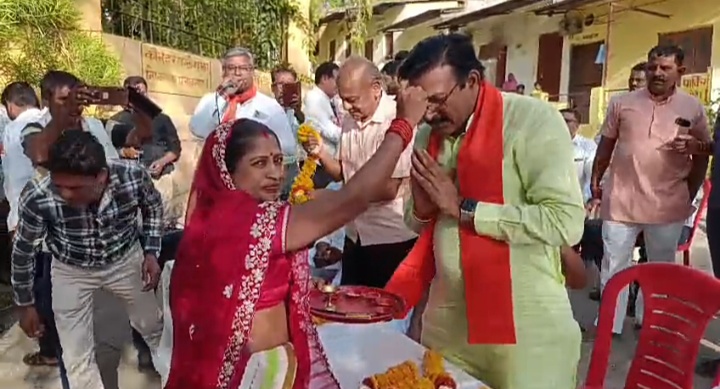 अंजड:- खरगौन-बड़वानी लोकसभा क्षेत्र के सांसद गजेंद्र सिंह पटेल ने शाम 5 बजे स्थानीय दशहरा मैदान पर 15 ग्राम पंचायतों को सांसद निधि से पानी के टैंकर वितरित किये गए