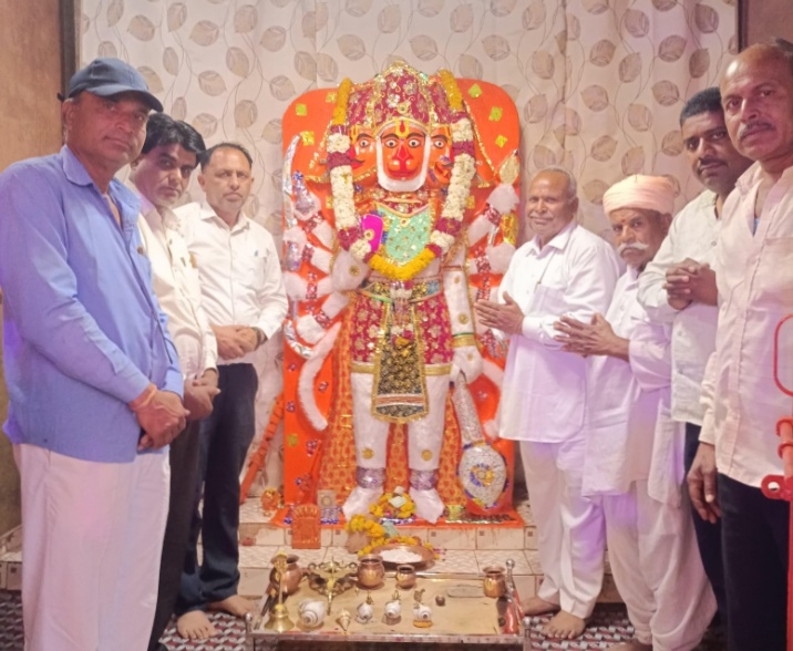 बरडिया जिले के निकटवर्तीय गांव बरडिया में श्री पंच मुखी बालाजी मंदिर परिसर में प्रथम तीन दिवसीय मेले का शुभांरभ हुआ जिसमें बालाजी के निशान की भव्य शोभा यात्रा निकाली