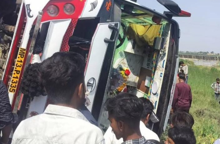 मनावर बाकानेर मान नदी रपट पर बारात की बस पलटी खाई एक महिला की मृत्यु 12 घायल*