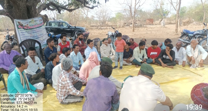 मांडू धार वन मंडल अधिकारी अशोक सोलंकी ने मांडू वन परिक्षेत्र के लंबा तालाब में वन समिति व ग्रामीणों के बीच खाटला बैठक आयोजित कर किया संवाद