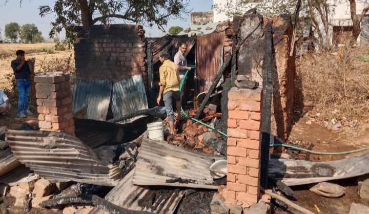 प्रतापगढ़ जिले के बारांवरदा तलाया मे बाबूलाल टांक  की दुकान में बिजली के शॉर्ट सर्किट से  लगी आंग  किराणा दुकान के समान के साथ 1.50 लाख नगदी जलकर हुवे खाक प्रशासन से सहायता की मांग