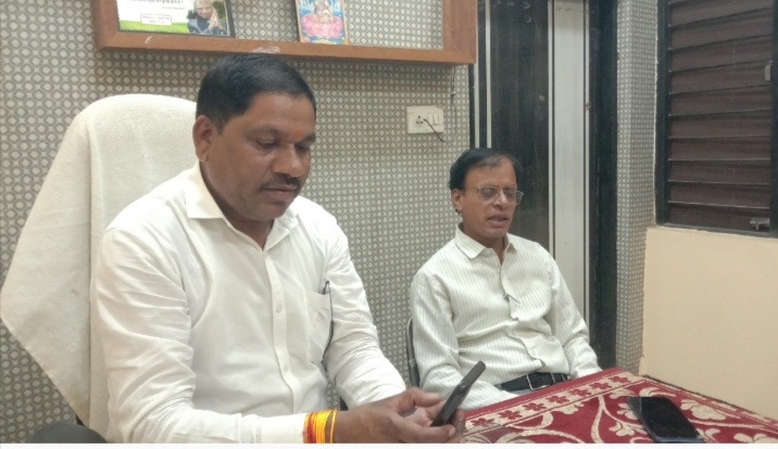 नगर परिषद अंजड़ में नए सीएमओ  मोहन अलावा ने किया पद भार ग्रहण अध्यक्ष मांगीलाल मुकाती से की मुलाकात