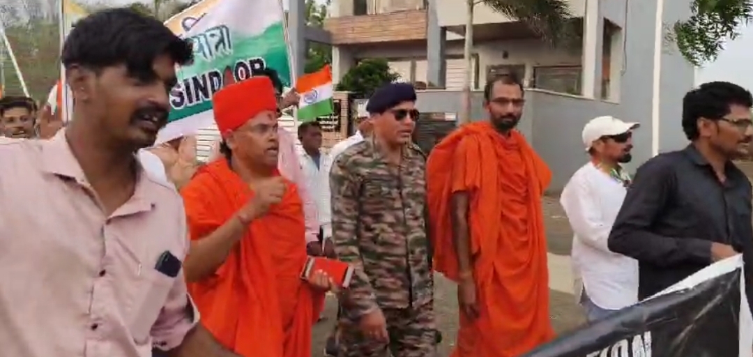 मनावर में भारतीय सेना के सम्मान में एवं ऑपरेशन सिन्दूर की सफलता पर भाजपा द्वारा तिरंगा पदयात्रा का सिंघाना मंडल के ग्राम करौली में आयोजन किया गया।