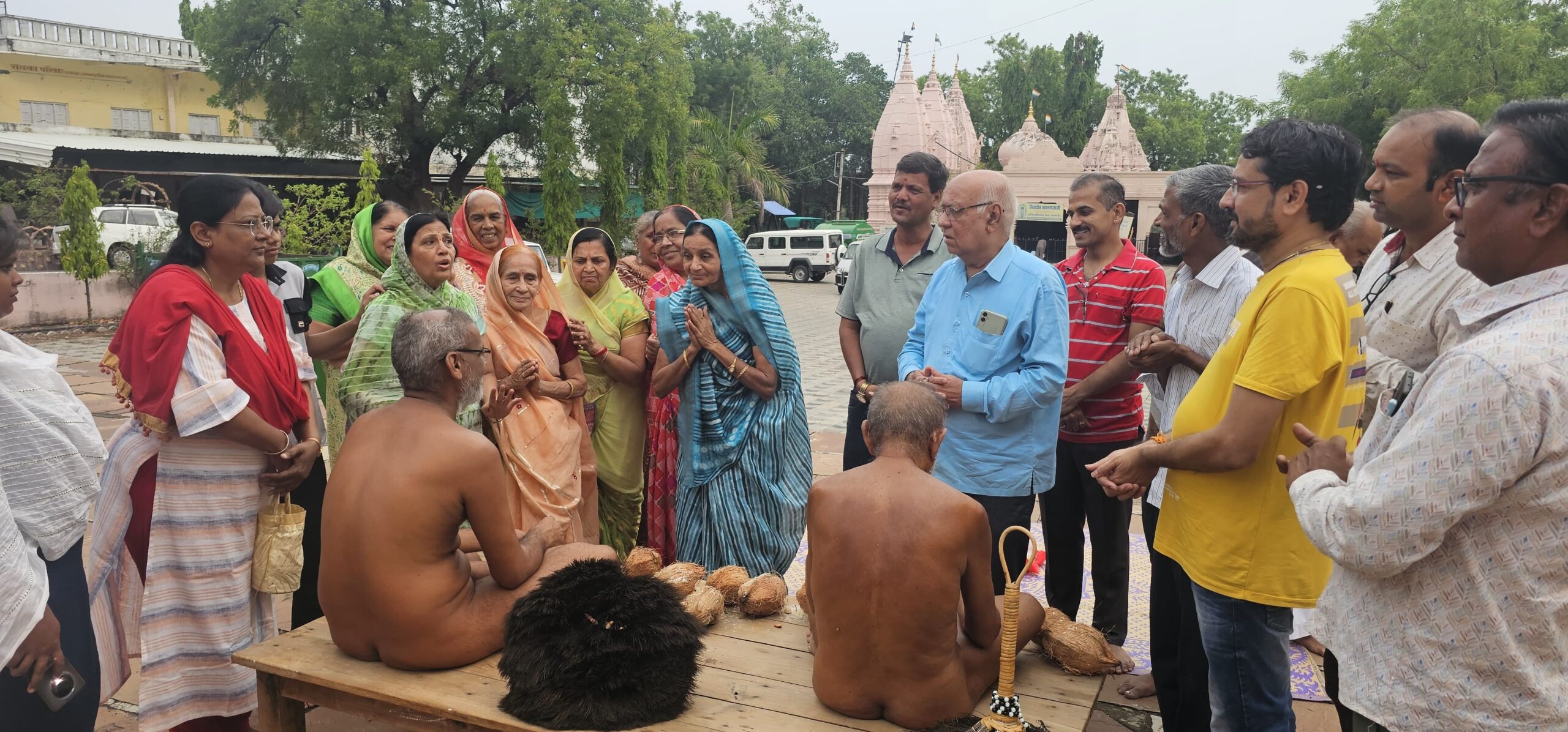 मुनि श्री रत्न त्रय सागरजी और प्रक्षाल सागरजी महाराज ससंघ को श्री फल भेट  कर चतुर मास करने का आग्रह किया