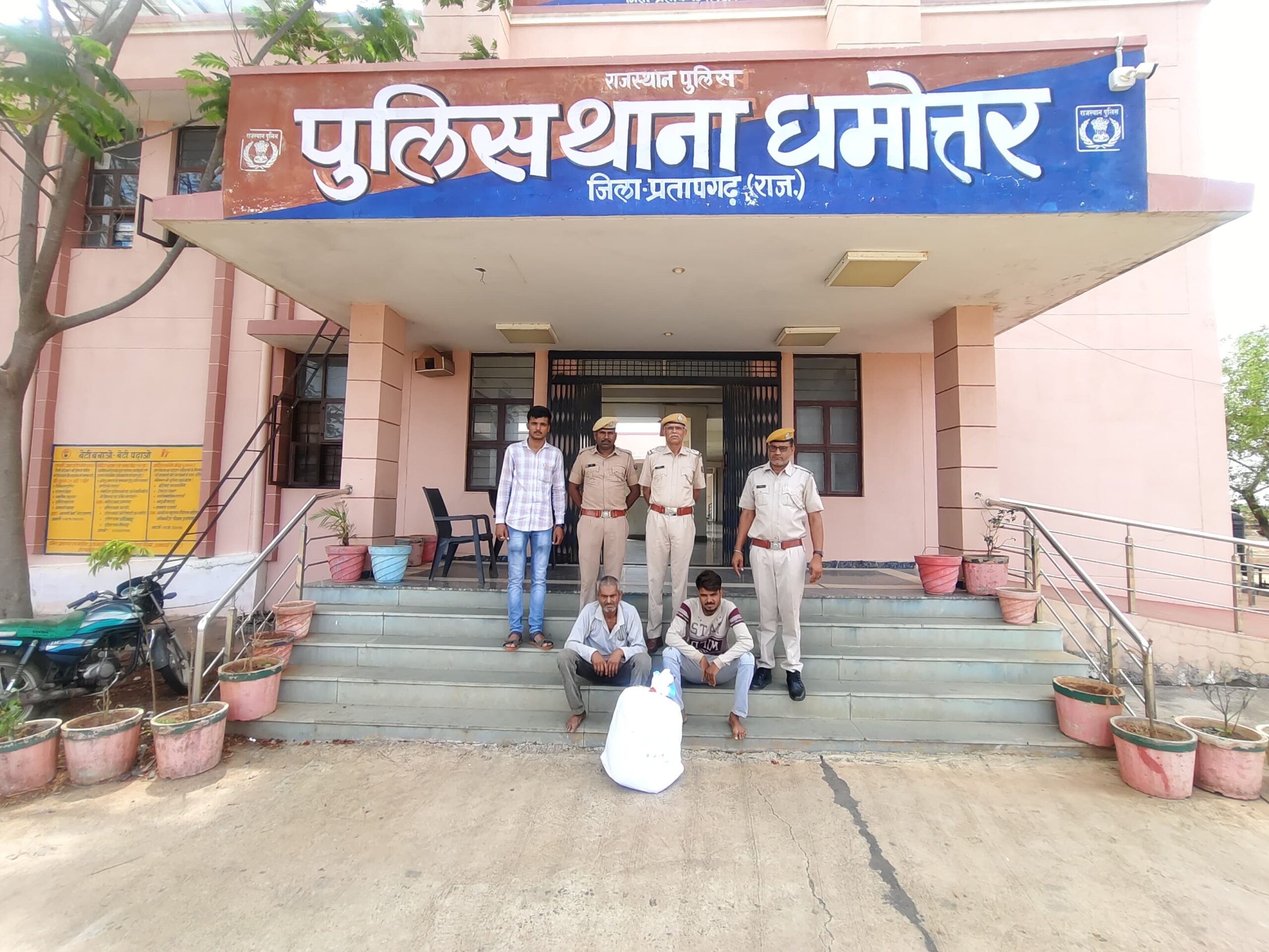 प्रताप गड बीमारी के बहाने एम्बुलेंस किराये कर अवैध डोडाचूरा परिवहन करते दो अभियुक्त को किया गिरफ्तार