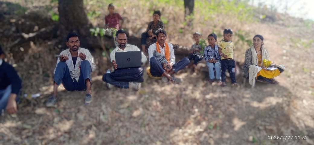 नालछा नेटवर्क की परेशानी के चलते आ रही परेशानी कहीं पेड़ पर तो कहीं पहाड़ पर चढ़कर या घरों की छतो पर चढ़कर कर रहे हैं कर्मचारी ईकेवाईसी