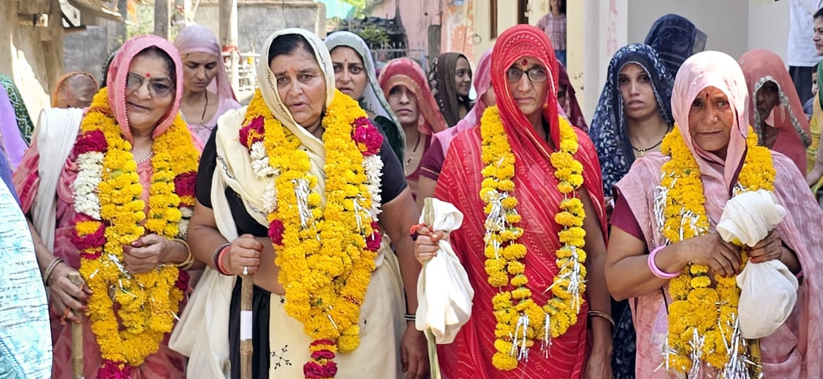 ग्राम आली से चारधाम तीर्थ यात्रियों का दल रवाना, गांव में निकला भव्य चल समारोह