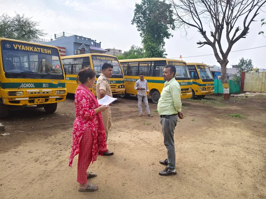 खरगोन पुलिस परी वहन विभाग की सयुक्त कार्यवाही बिना परमिट, वैध फिटनेस व दास्तावेज नहीं होने पर 05 वाहनों पर लगाया 48 हजार रुपए का जुर्माना*