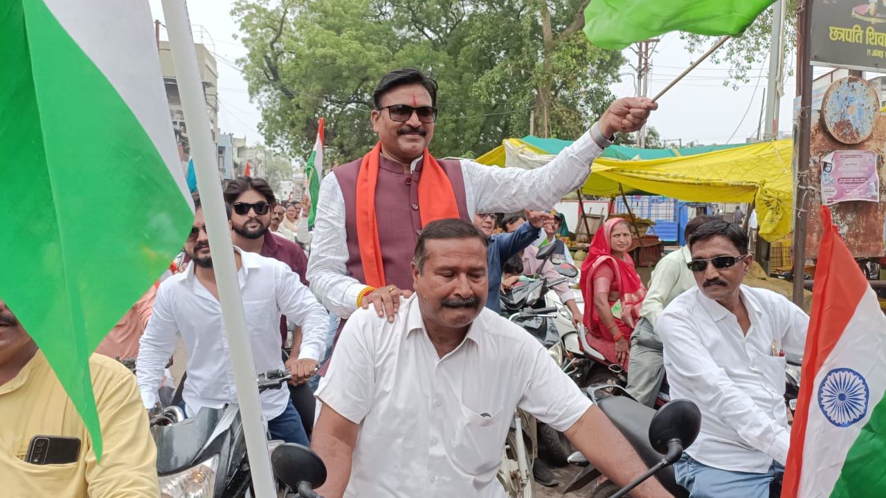 अंजड:- प्रभारी मंत्री डॉ. गौतम टेटवाल का अंजड नगर में प्रथम नगरागमन दोपहर 12:30 बजे हुआ नगर आगमन नगर के नागरिकों द्वारा उनका भव्य स्वागत कर तिरंगा यात्रा निकाली गई