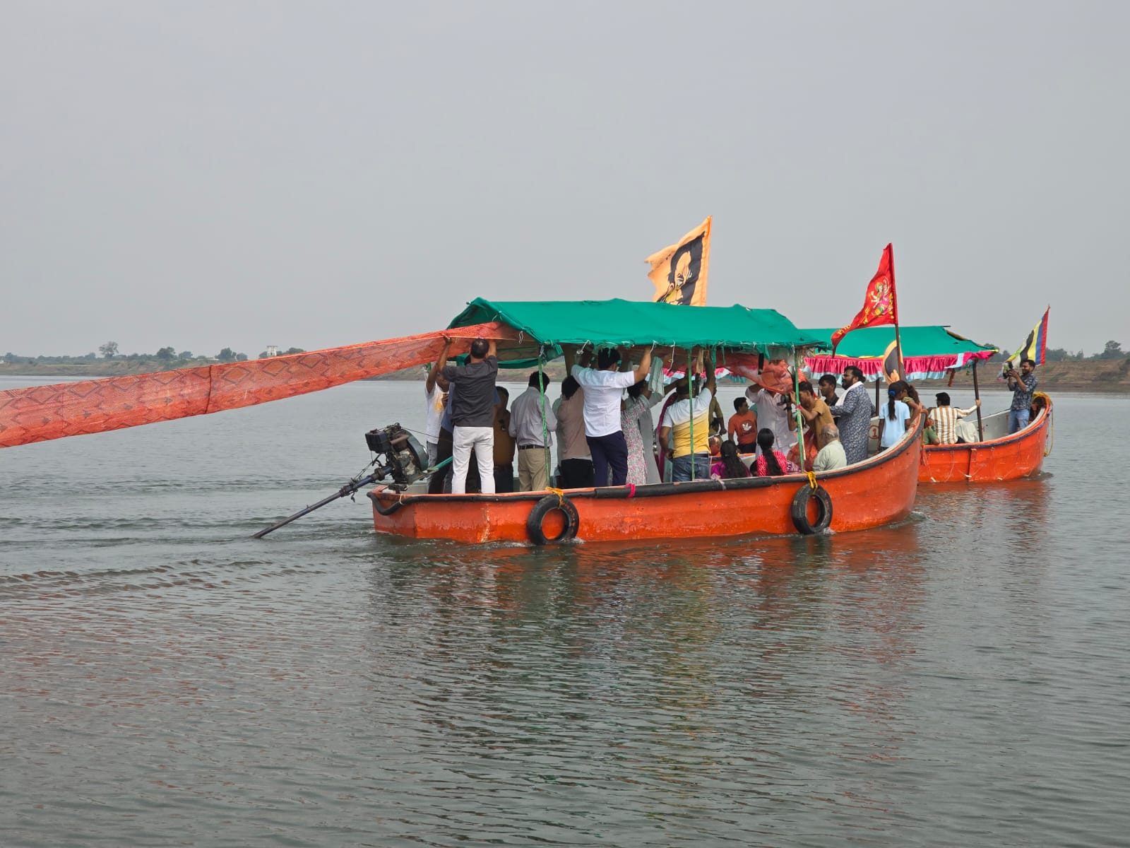 बड़वानी गौरव महोत्सव के अवसर पर मां नर्मदा को अर्पित की गई चुनरी वृक्षारोपण व स्वच्छता, श्रमदान कर मनाया गौरव महोत्सव