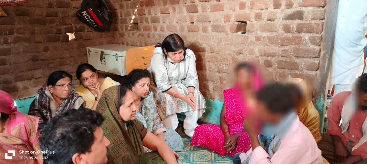 खंडवा जिले के खालवा ब्लाॅक के ग्राम इटवा में सामूहिक दुष्कर्म के बाद हुई महिला की नृशंस हत्या के मामले में प्रदेश कांग्रेस का तीन सदस्यीय पीड़ित परिवार से मिलने पहुंचे शासन से पीड़ित परिवार को 25 लाख रुपए एवं परिवार एक सदस्य को नोकरी  देने की मांग की हत्यारो को फांसी दी जाय