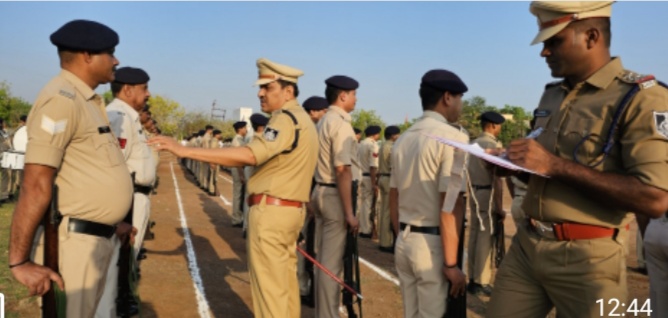 बड़वानी पुलिस अधीक्षक श्री जगदीश डावर ने किया जनरल परेड का निरीक्षण उत्कृष्ट टर्नआउट वाले पुलिस अधिकारियों एवं कर्मचारियों को किया पुरस्कृत