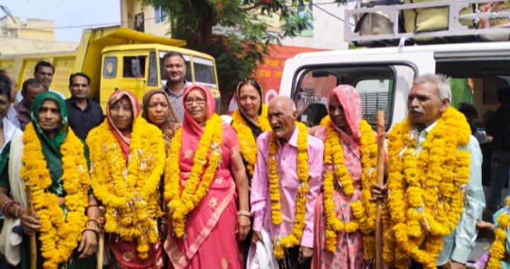 नालछा से तीर्थ यात्रियों का जत्था चार धाम तीर्थ यात्रा के लिए रवाना