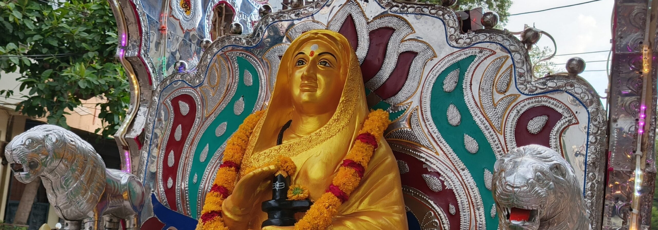 अंजड़ धनगर समाज के द्वारा महामंडलेश्वर संत दादुजी महाराज  के सानिध्य माता अहिल्या बाई की विशाल रैली निकाली गई जगह जगह पुष्प वर्षा कर यात्रा का स्वागत किया गया