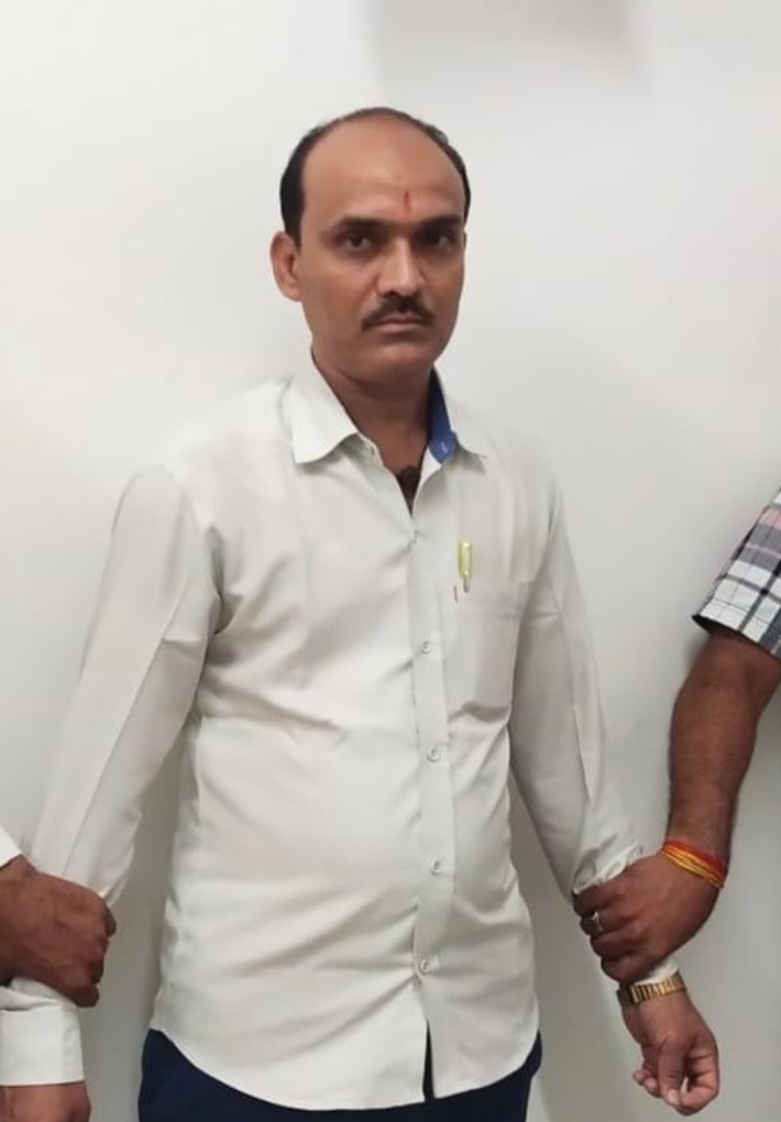 SDM का बाबू पंकेश योगी तहसील मंदसौर जिला मंदसौर को SDM कार्यालय मै 5000 रु की रिश्वत लेते हूँ ट्रैप किया गाया है