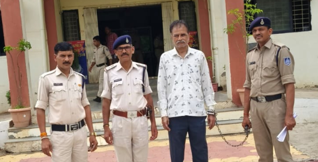 कुक्षी पद्मावती साख सहकारी संस्था मर्यादित के नाम पर फर्जी शाखा प्रारम्भ कर आम जनता के साथ धोखाधडी करने वाले फरार अरोपी संजय पिता लक्ष्मीनाराण शर्माजाति ब्राहम्ण उम्र 55 साल निवासी नई आबादी ग्राम सुसारी को कुक्षी पुलिस द्वारा* *गिरफ्तार कर जैल भेजा।*