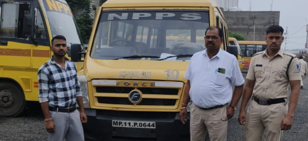 धार दिल्ली वर्ल्ड पब्लिक स्कूल धार की 4 बसों एवं न्यू पीथमपुर पब्लिक स्कूल पीथमपुर की 3 बस को कार्यालय परिसर में जप्त कर खड़ी की गई
