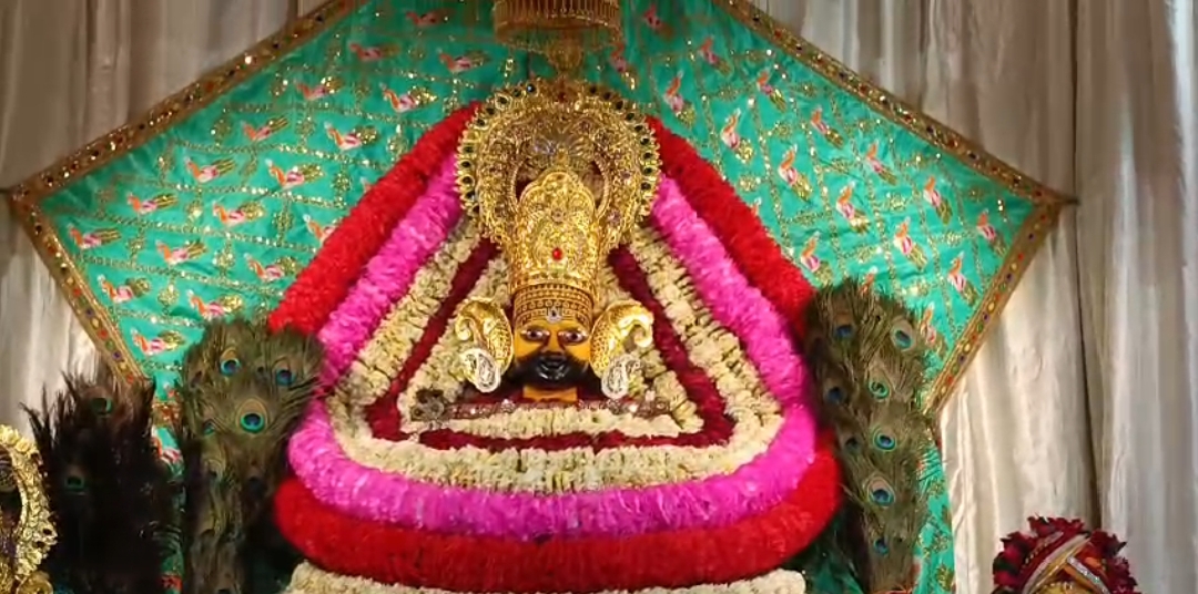 अंजड:- योगिनी एकदशी पर नगर के श्याम मन्दिर में भक्तों का उमड़ा जनसैलाब। योगिनी एकादशी पर अल सुबह से ही भक्तों के आने का सिलसिला शुरू हो गया था जो देर रात्रि तक चलता रहा।