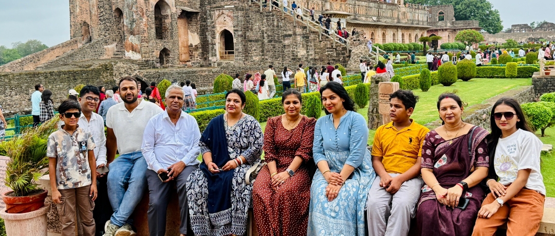 बादलों की बौछार में नहाया मांडू, पहले वीकेंड पर उमड़े हजारों पर्यटक बारिश की पहली बूँदों के संग मांडू ने किया स्वागत,पर्यटन नगरी में उमड़ा जनसैलाब