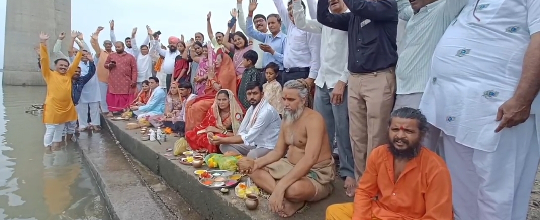 बडवानी ग्राम मलवाड़ा स्थित नर्मदा के उत्तरी तट पर नर्मदा मैया का पूजन अर्चन कर निमाड में रेल लाने का संकल्प पूजन का आयोजन साधु संतो व सैकड़ो लोगो की उपस्थिति में सम्पन्न हुआ।