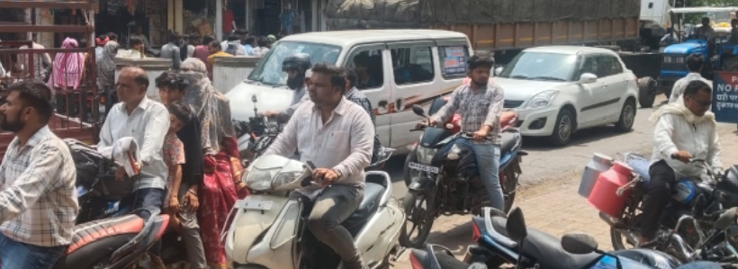 मनावर  की जनता प्रशासन से पूछे सवाल नगर के गांधी चौराहा पर हर दिन लगने वाले वाहनों के जाम से आम जनता परेशान  कब मिलेगी  मुक्ति सरकार
