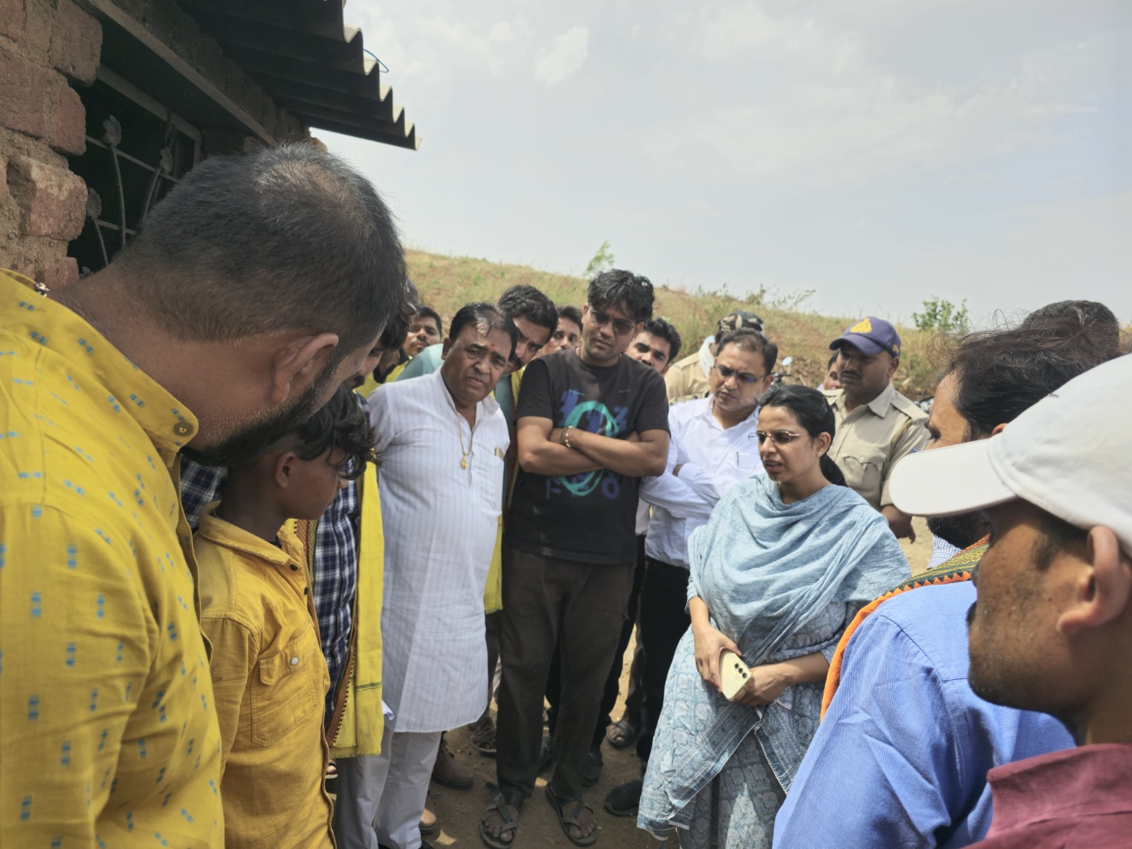 बडवानी कलेक्टर ने लिंबई ग्राम पहुंचकर वन्य प्राणी के हमले से घायल एवं मृतक ग्रामवासियों के परिजनों से की मुलाकात हर संभव  मदद देने का आश्वासन दिया