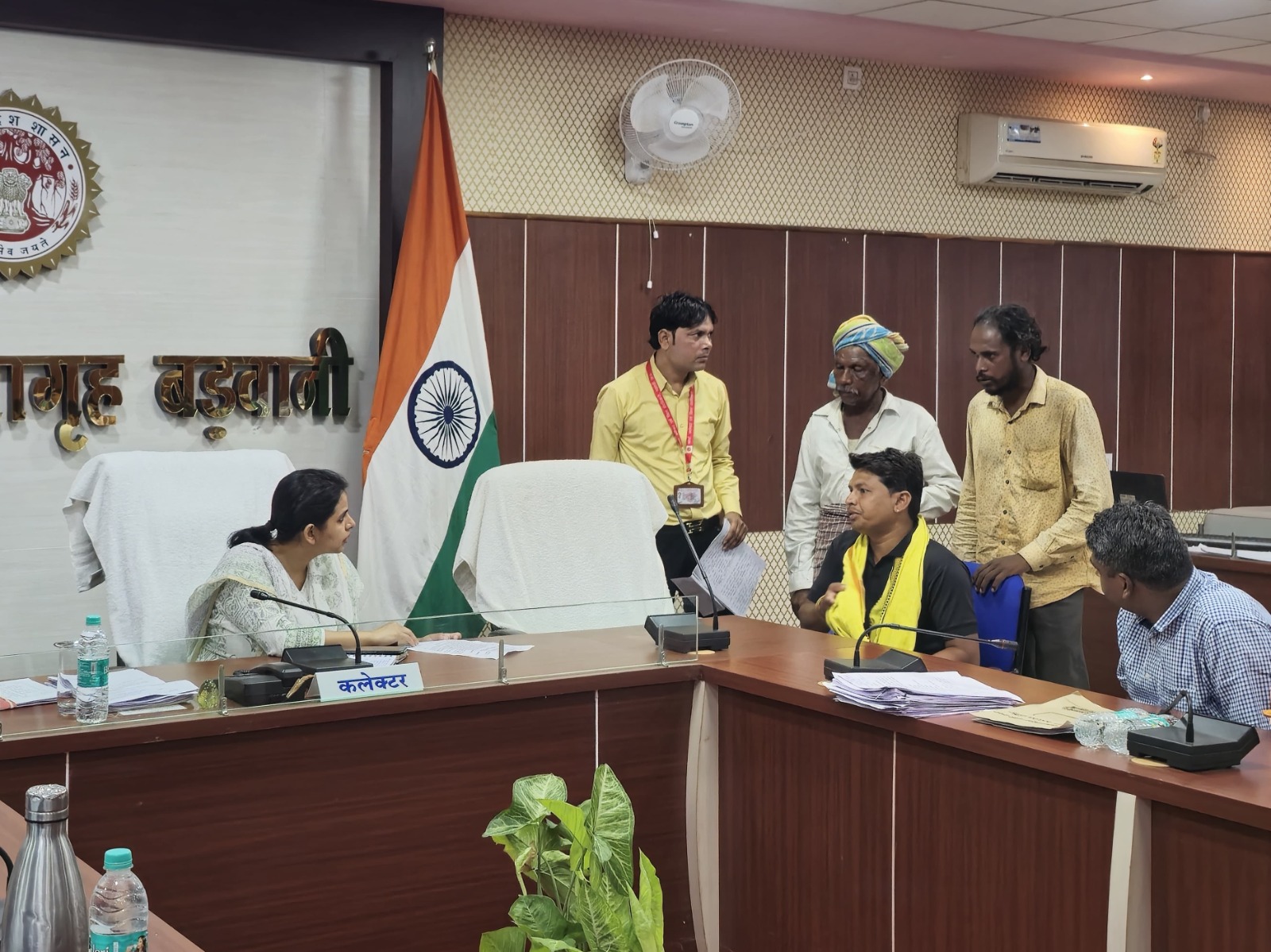 बड़वानी 03 जून 2025/मंगलवार को हुई जनसुनवाई में कलेक्टर सुश्री गुंचा सनोबर एवं सीईओ जिला पंचायत सुश्री काजल जावला ने संयुक्त रूप से जनसुनवाई में सुनी आम जनता की समस्या निराकरण के दिए निर्देश