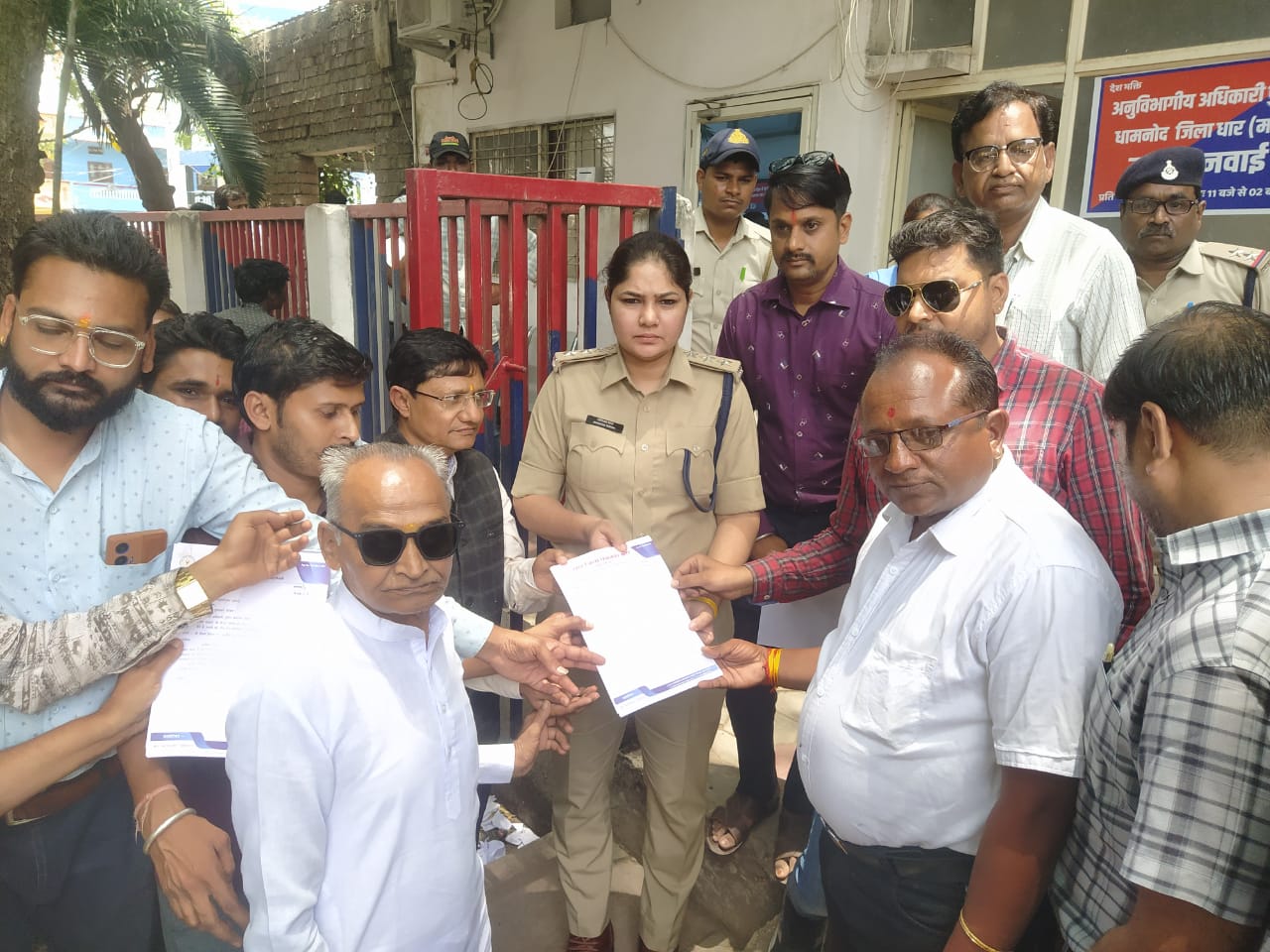 धामनोद जब पुलिस ही बन जाए खतरा तो न्याय किससे मांगे लोकतंत्र का गला घोंटने उतरा एक थाना प्रभारी संतोष दूधी नाम है याद रखिएगा धार जिला पत्रकार  संघ ने सोपा  ज्ञापन कार्यवाई की मांग