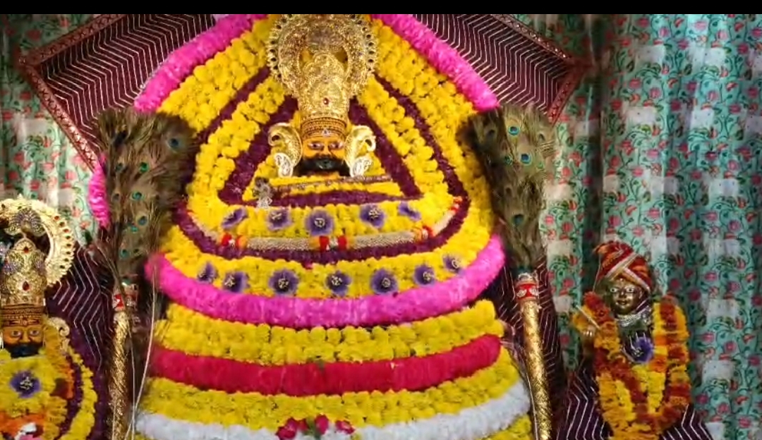 अंजड़ प्रसिद्ध खाटू श्याम मंदिर में देवशयनी  एकादशी  पर 25000 से अधिक भक्तों ने किए  दर्शन  कीचड़  को लेकर भक्तों में आक्रोश नगर पालिका से तत्काल  सीसी रोड की मांग  कीचड़ से गुजर रहे हैं भक्त प्रशासन नहीं दे रहा है ध्यान