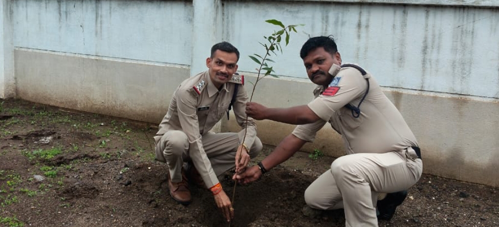 पुलिस थाना  अंजड का प्रयास – हरियाली महोत्सव  से  जनता के भरोसे की ओर बढ़ते  विश्वास के कदम