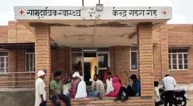 बाड़मेर : जिले के हरसाणी गांव में गुरुवार देर रात एक पति मोईम खान ने अपनी पत्नी रहमू  की तलवार से गला काट कर निर्मम हत्या कर दी आरोपी को गिरफ्तार कर लिया गया हे