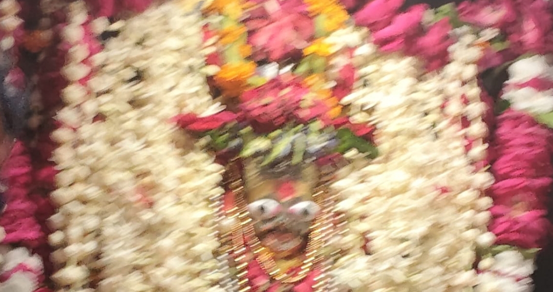 वाराणसी श्रवण के पवित्र महीने में प्रथम शनिवार कोसंकट हरण शनिदेव मंदिर में भक्त जनो, की लगी अपार भीड़ शनि देव की आराधना कर मांगा आशीर्वाद