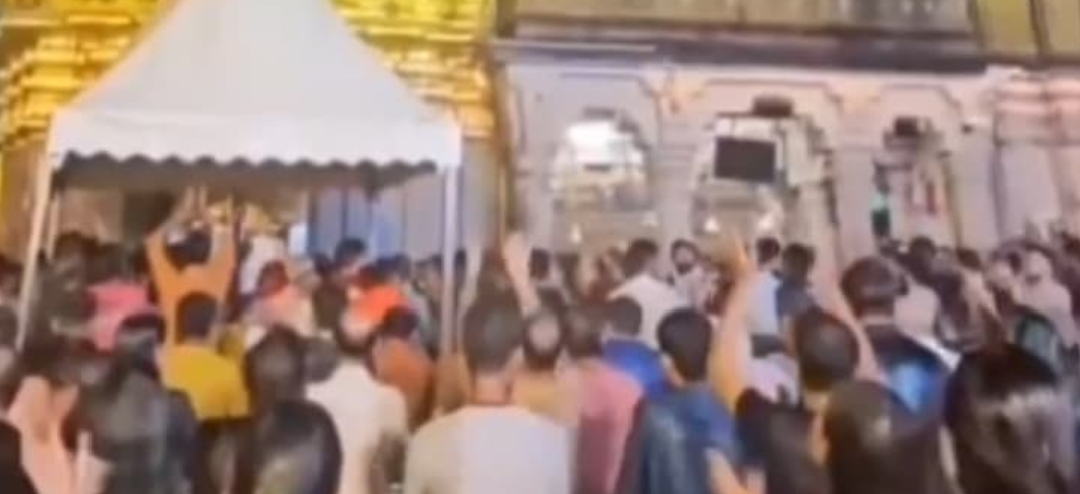 वाराणसी काशी श्री काशी विश्वनाथ जी मंदिर में सावन के पहले सोमवार को दर्शन करने वालों की और कावड़ियों की शिव भक्तों की काफी भीड़ रही