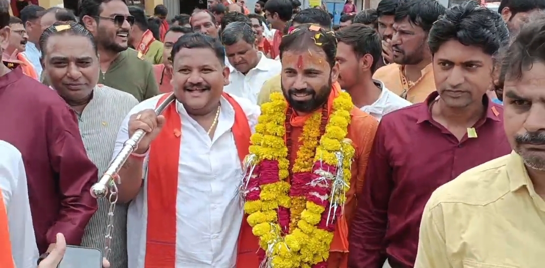 जुलवानिया/बड़वानी:- श्रीराम धर्मजागरण समिति के तत्वाधान एवं भाजपा जिला अध्यक्ष तथा यात्रा संयोजक अजय यादव के नेतृत्व में लगभग 500 से अधिक कावड़ियों ने श्रद्धा कावड़ यात्रा ग्राम जुलवानिया से  ओम्कारेश्वर की और रवाना हुई