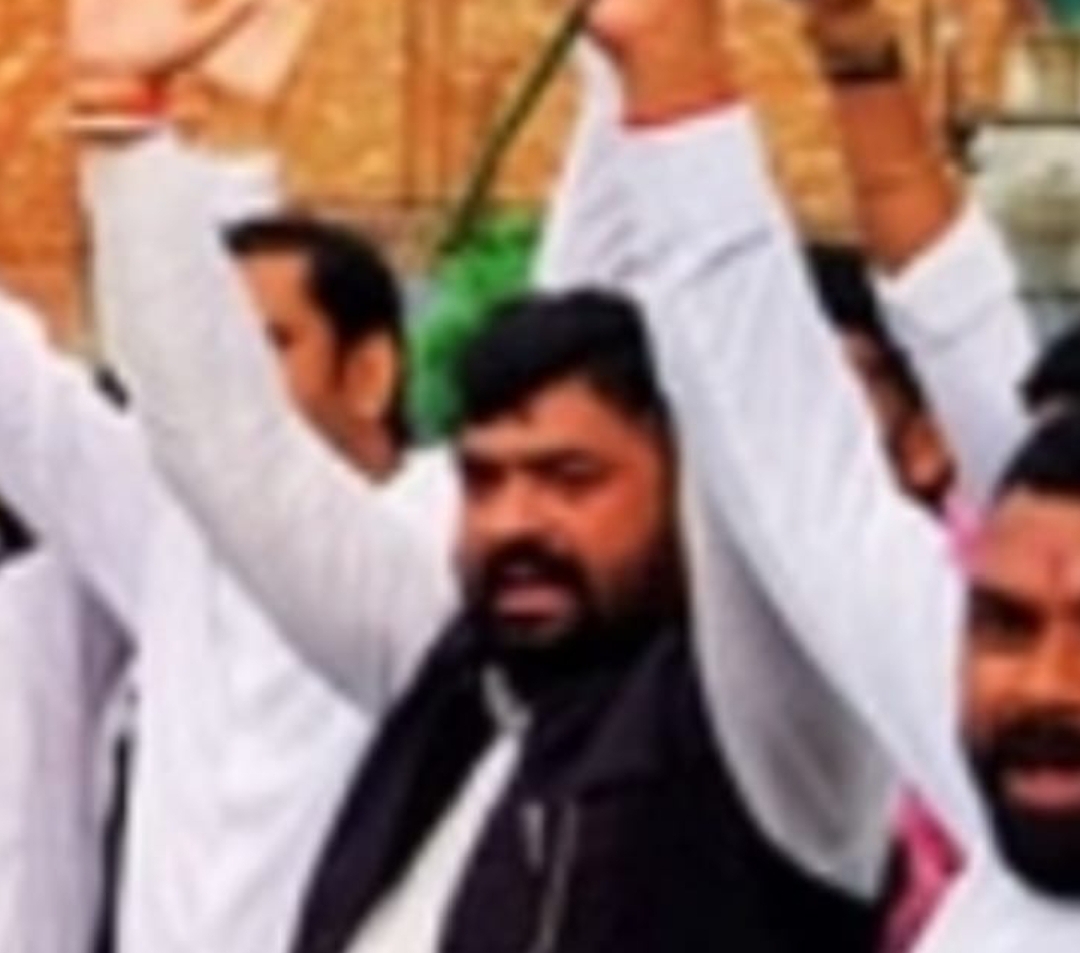 वाराणसी शिवपुरी मजार हटाने हनुमान चालीसा पढ़ने पहुंचे लोग तीन थाने की पुलिस बल तैनात ,