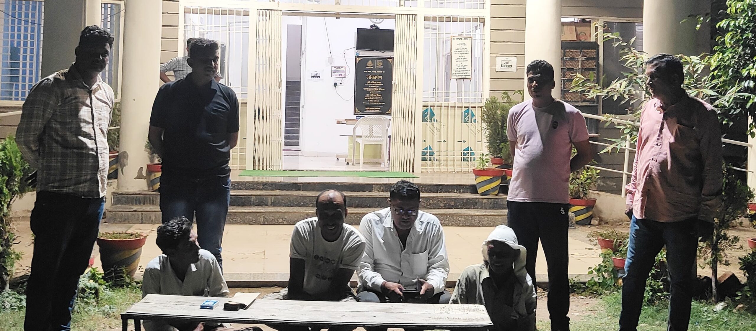 थाना अंजड़ पुलिस की जुआरियों पर बड़ी कार्रवाई – मौके से 4 गिरफ्तार, 4 फरार, ताश पत्ते व नकदी  11230  रुपए जप्त