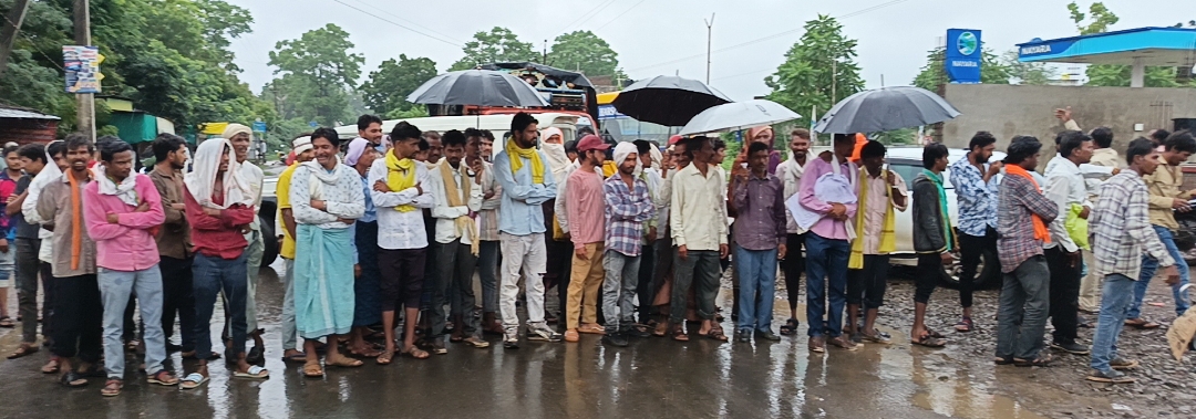 अंजड यूरिया खाद के लिए बरसते पानी के अंदर किसान परेशान मध्य प्रदेश राज्य विपणन संघ की अंजड़ स्थानीय अधिकारी की मनमानी और तानाशाही से नाराज किसान उतरे सड़क पर किया चक्का जाम