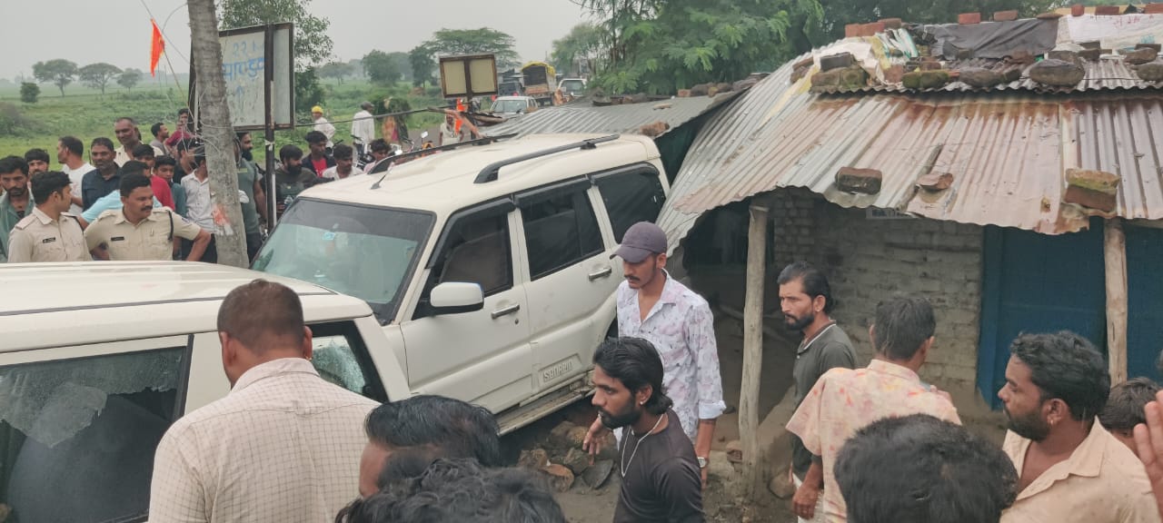 अवैध शराब से भरे दो वाहन घर में घुसे , टक्कर से वृद्ध गंभीर रूप से घायल मानपुर की ओर से आ रही थी अवैध शराब, नालछा पुलिस और आबकारी की टीम मौके पर पहुंची