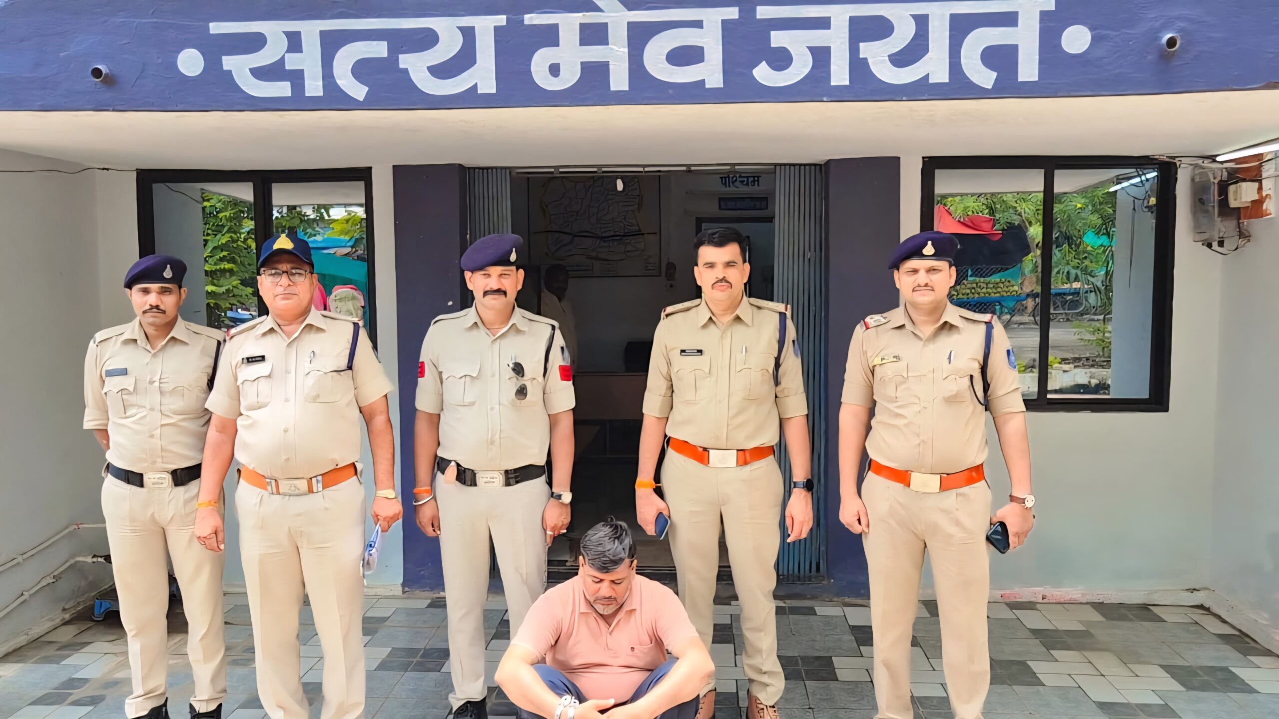 2500 का इनामी फरार आरोपी अशोक माली को थाना पानसेमल पुलिस ने अहमदाबाद से किया गिरफ्तार न्यालय द्वारा रिमाड पर भेजा गया