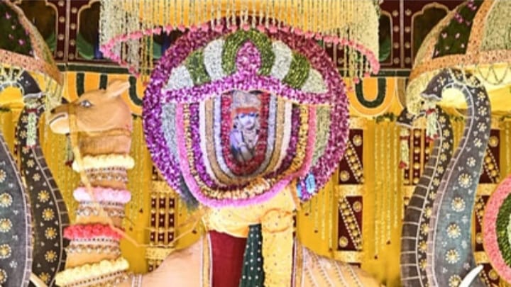 27 जुलाई रविवार वाराणसी सावन के महीने में महमूगंज के शुभम लान में ओलोकिक झांकी सजी झूले पर विराजे श्याम प्रभु की झांकी का दर्शन कर श्याम भक्त निहाल हुए