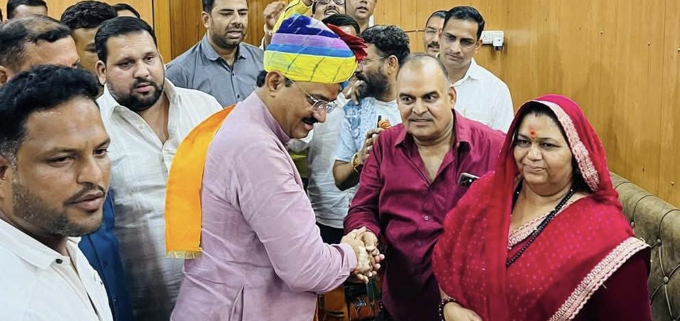 राजस्थान सरकार के यातायात एवं उप मुख्यमंत्री प्रेमचन्द जी बेरवा बांसवाड़ा से जयपुर जातें समय प्रतापगढ़ नगर परिषद में भाजपा परिवार के साथ सपत्नीक उपमुख्यमंत्री का स्वागत अभिनंदन किया 