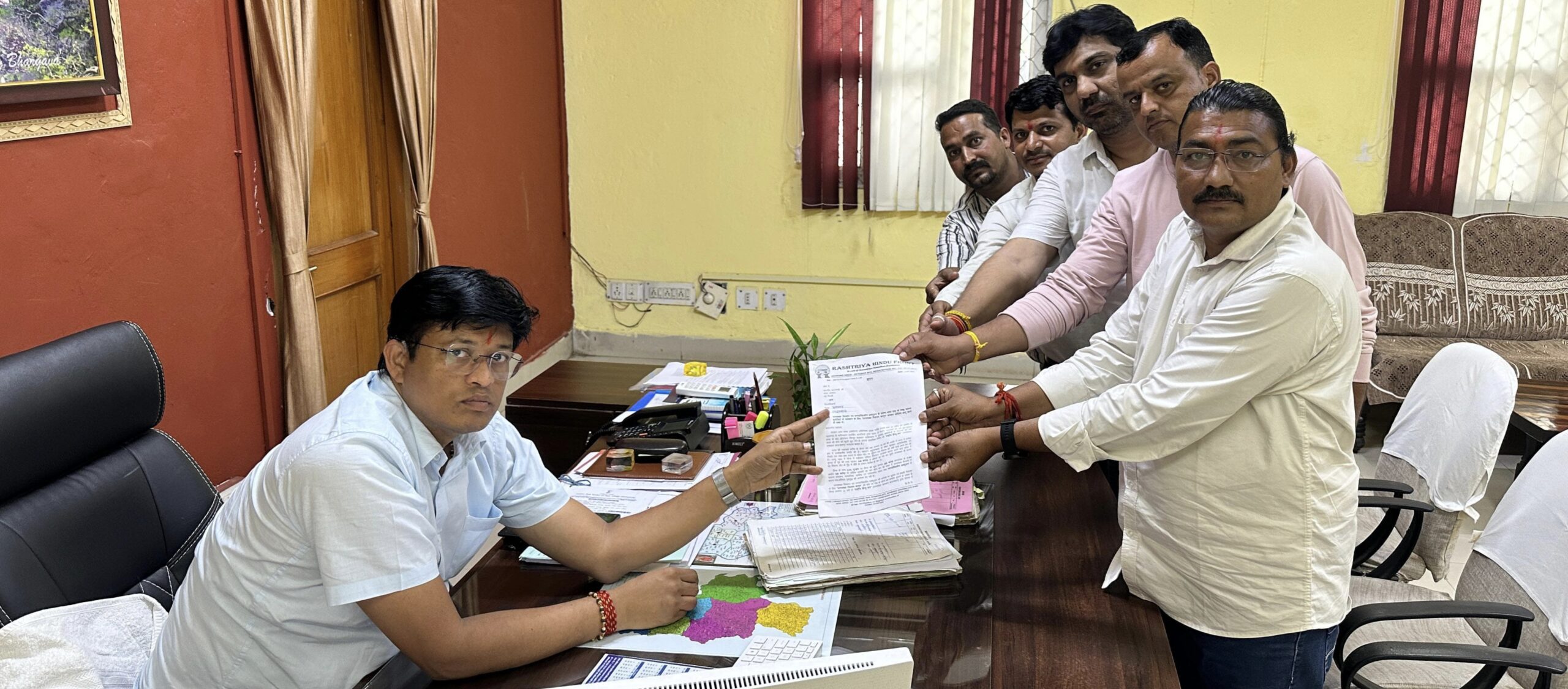 प्रतापगढ़ जनसंख्या विस्फोट एवं जनसांख्यिकीय असंतुलन के कारण भारत राष्ट्र के समक्ष उत्पन्न चुनौतियों के समाधान के लिए जनसंख्या नियंत्रण कानून बनाकर अविलंब लागू करने के संबंध में एसडीएम को सौपा ज्ञापन