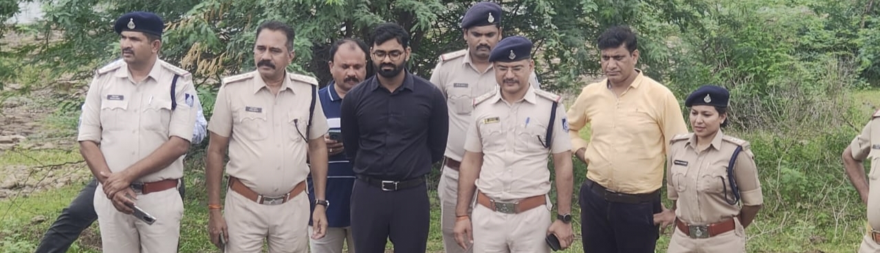 धार कुक्षी अनुभाग के चार थाना क्षेत्र में माफियाओं से जप्तशराब पर चला पुलिस का बुलडोजर एक करोड़ 39 लाख की शराब नष्ट की गई