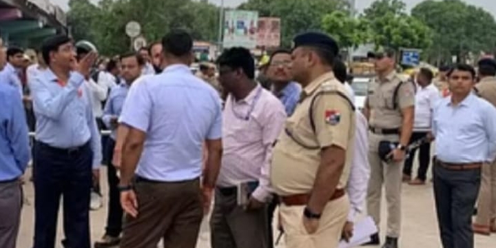 वाराणसी कैंट रेलवे स्टेशन स्टेशन पर डीआरएम गंदगी देख भड़के जल्द सफाई के दिए निर्देश